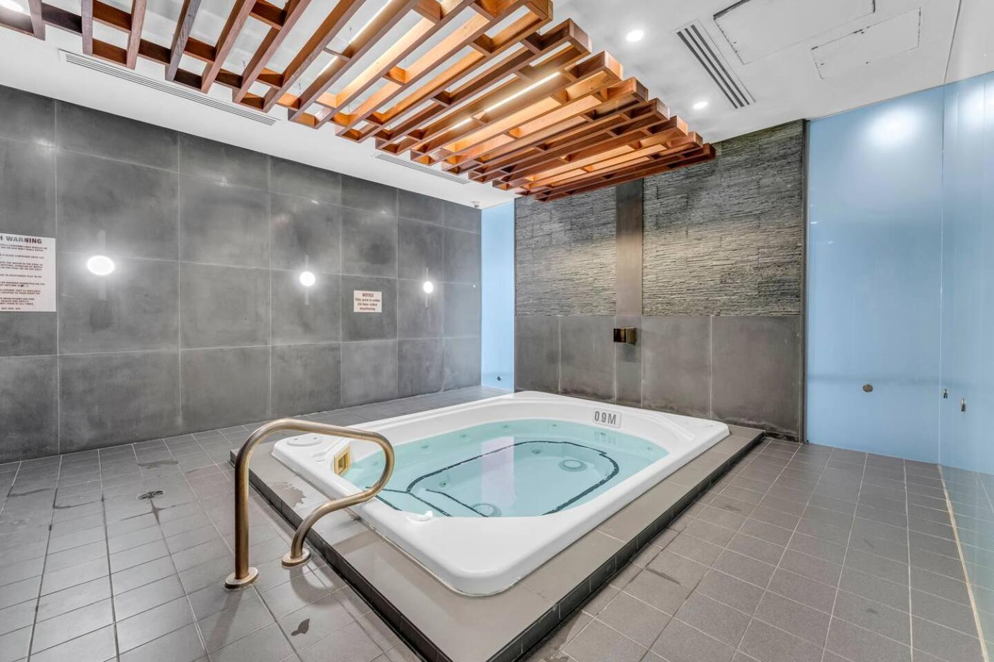 3 Bedroom Beside Cn Tower With Parking Downtown Toronto Eksteriør billede