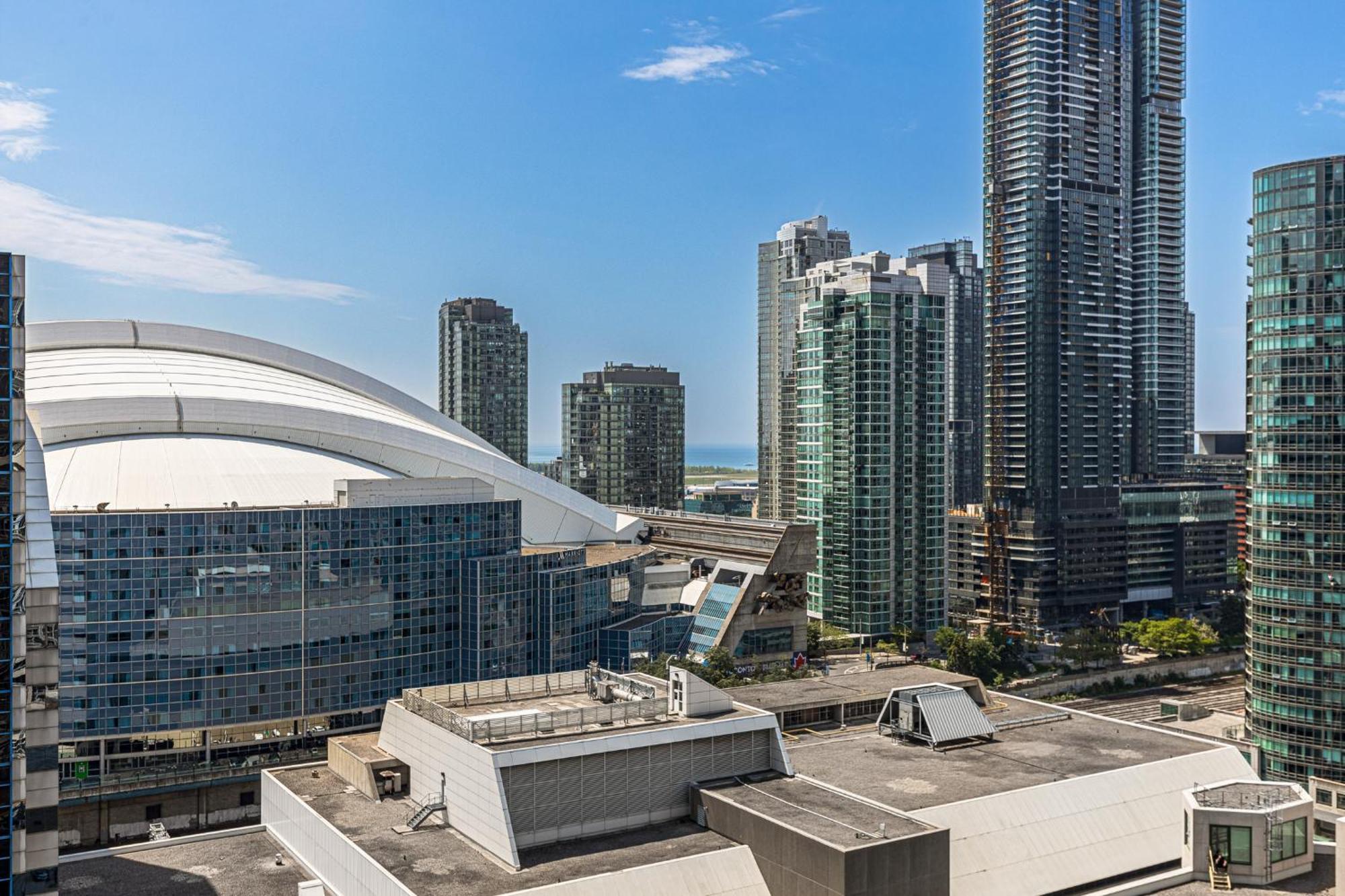 3 Bedroom Beside Cn Tower With Parking Downtown Toronto Eksteriør billede