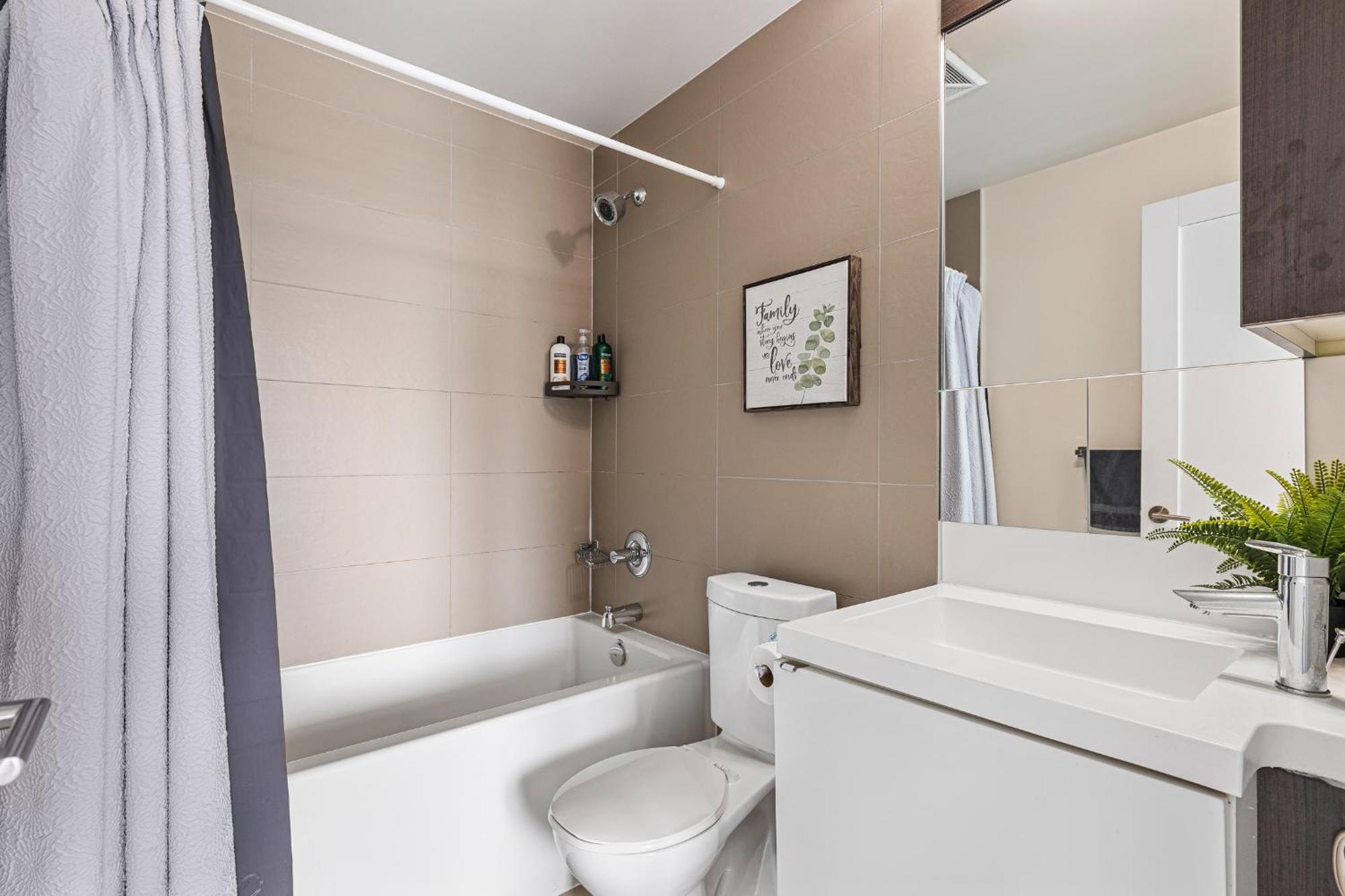 3 Bedroom Beside Cn Tower With Parking Downtown Toronto Eksteriør billede