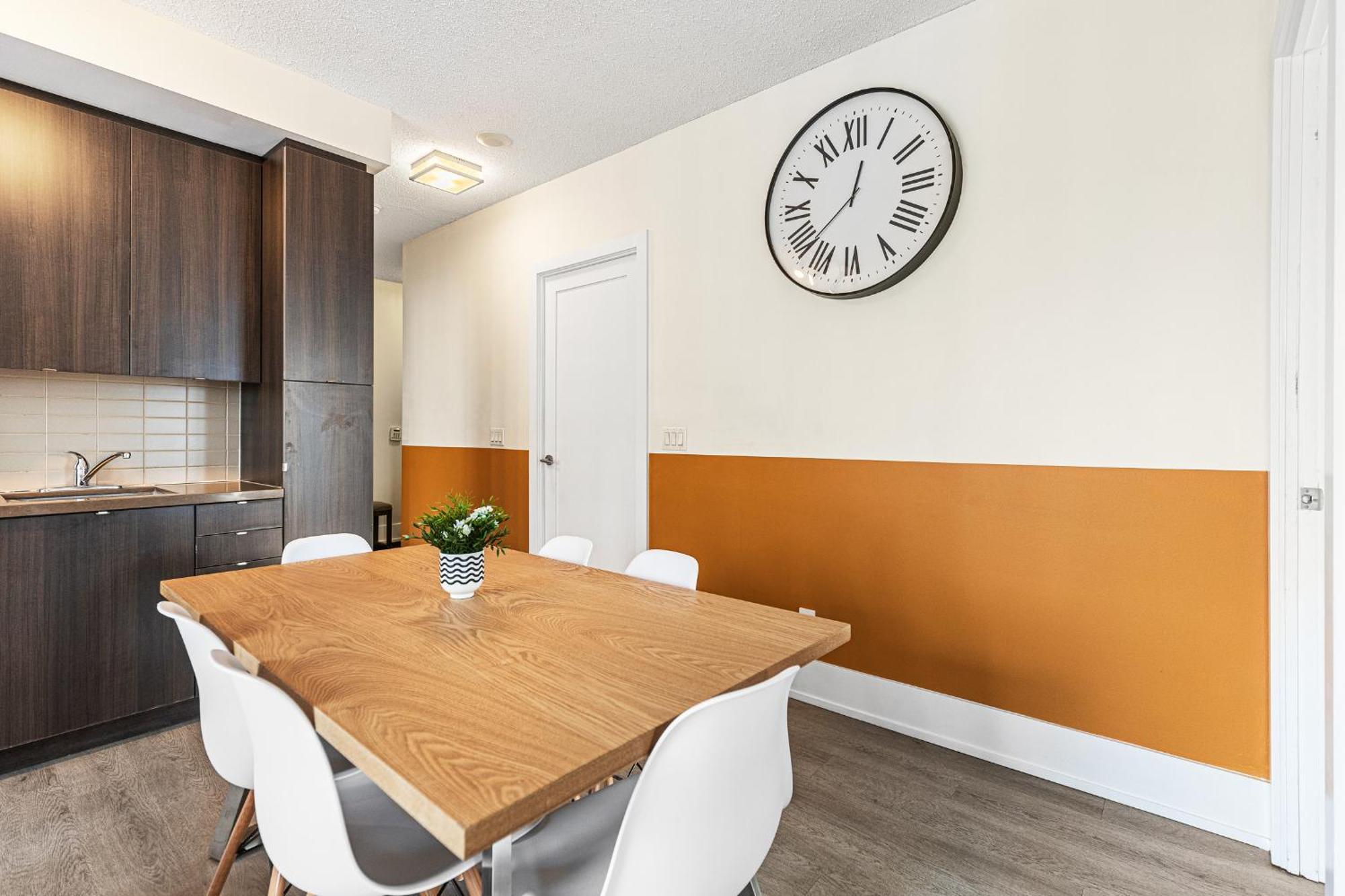 3 Bedroom Beside Cn Tower With Parking Downtown Toronto Eksteriør billede