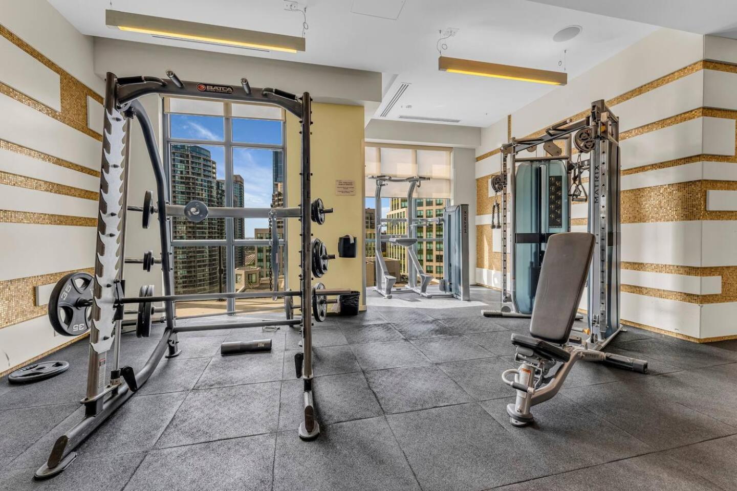 3 Bedroom Beside Cn Tower With Parking Downtown Toronto Eksteriør billede