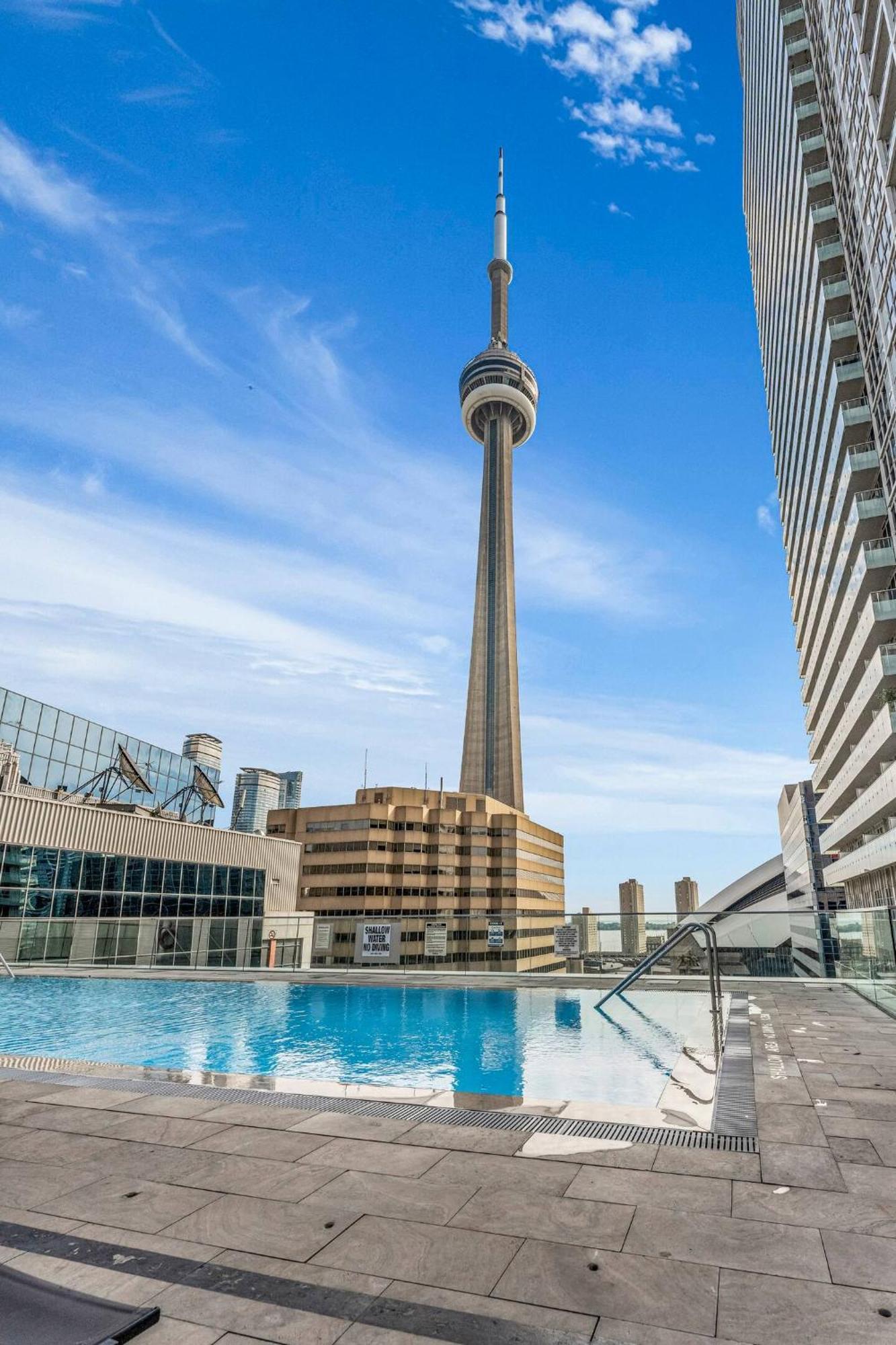 3 Bedroom Beside Cn Tower With Parking Downtown Toronto Eksteriør billede