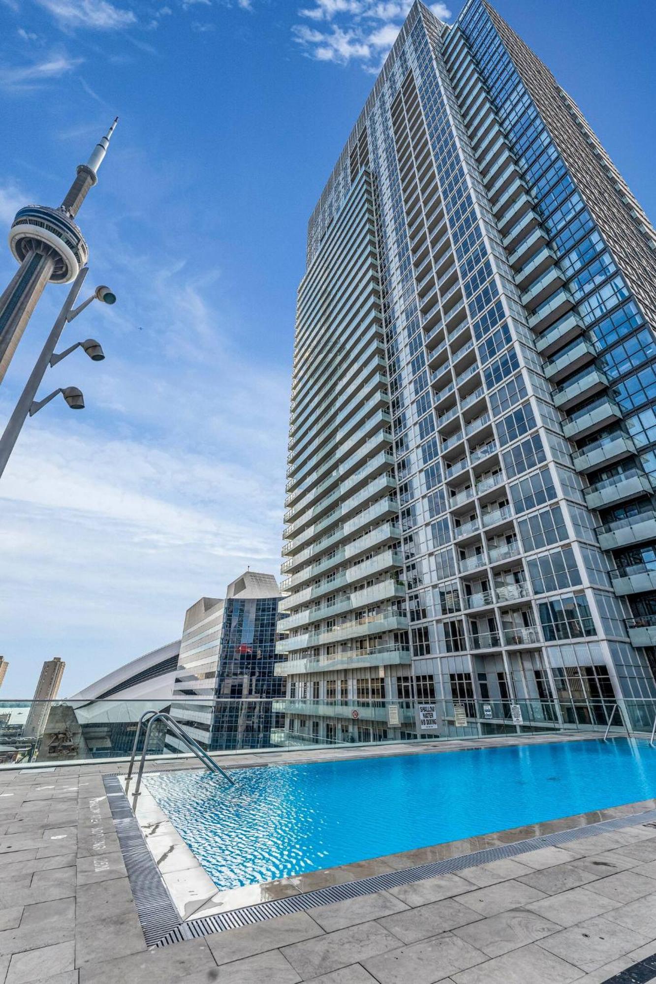3 Bedroom Beside Cn Tower With Parking Downtown Toronto Eksteriør billede